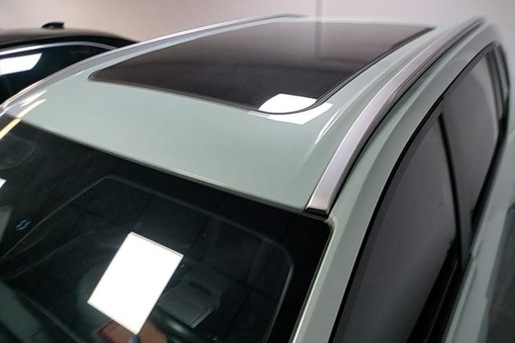 Used AION Y 2023 Plus 510 Smart Edition Roof