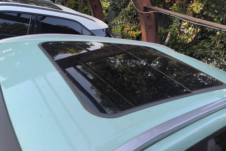Used AION Y 2023 Plus 510 Smart Edition Roof