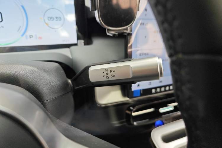 Used AION Y 2023 Plus 510 Smart Edition Gear Lever