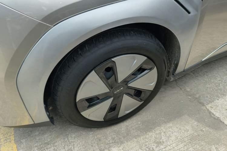 Used AION Y 2023 Plus 510 Executive Edition Left Front Wheel Hub