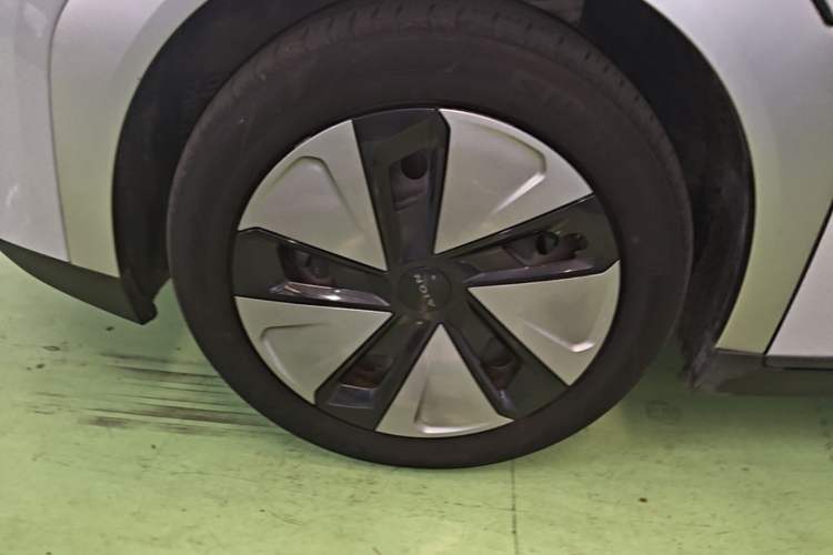 Used AION Y 2023 Plus 510 Executive Edition Left Front Wheel Hub