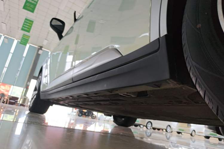 Used AION Y 2023 Younger Left Side Sill