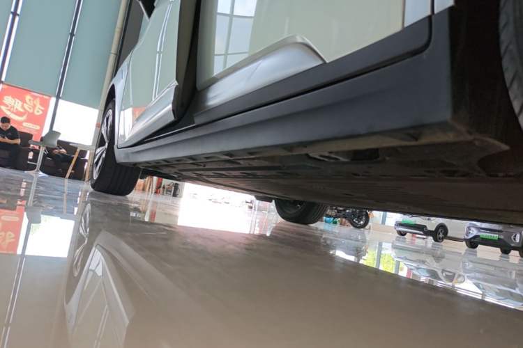 Used AION Y 2023 Younger Left Side Sill