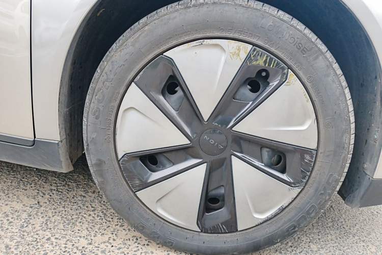 Used AION Y 2023 Plus 510 Executive Edition Right Front Wheel Hub