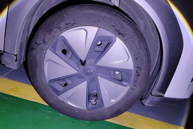 Used AION Y 2023 Plus 510 Executive Edition Right Front Wheel Hub