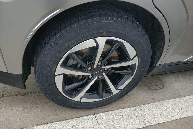 Used AION Y 2023 Plus 510 Smart Edition Right Rear Wheel Hub