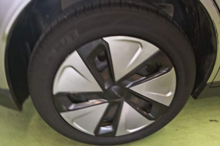 Used AION Y 2023 Plus 510 Executive Edition Right Rear Wheel Hub