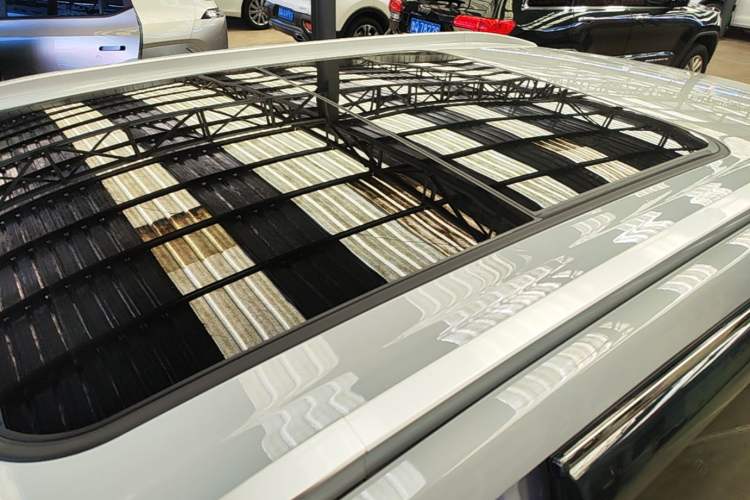 Used AION Y 2023 Plus 510 Smart Edition Roof