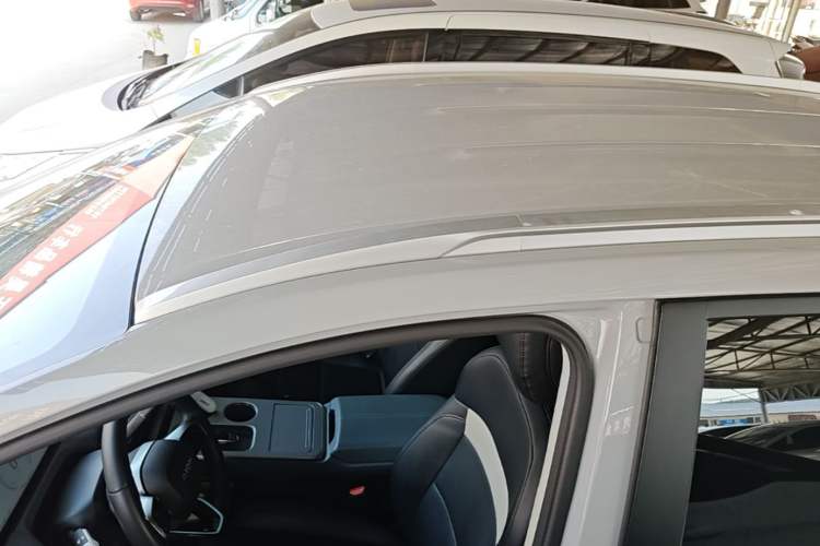 Used AION Y 2023 Plus 610 Enjoy Edition Roof