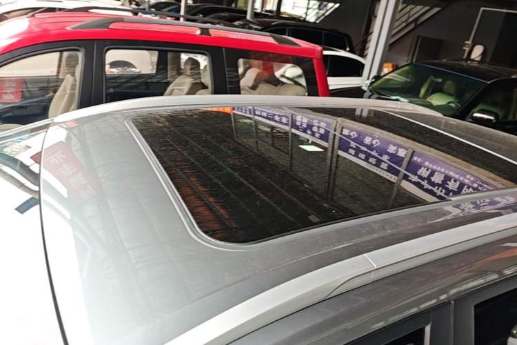 Used AION Y 2023 Plus 510 Smart Edition Roof