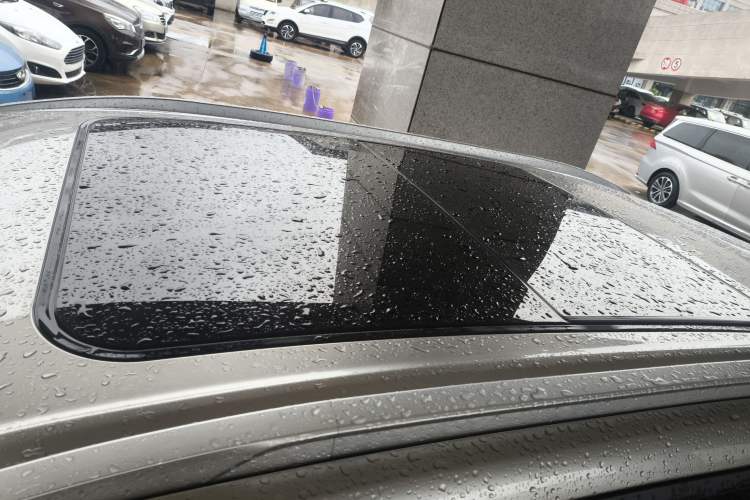Used AION Y 2023 Plus 510 Smart Edition Roof