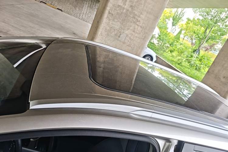 Used AION Y 2023 Plus 510 Smart Edition Roof