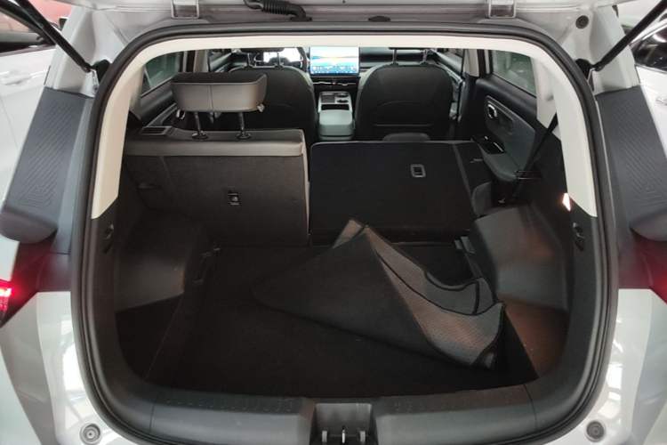 Used AION Y 2023 Younger Star Edition Trunk