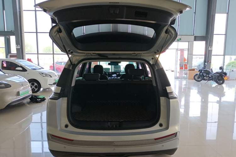 Used AION Y 2023 Younger Trunk