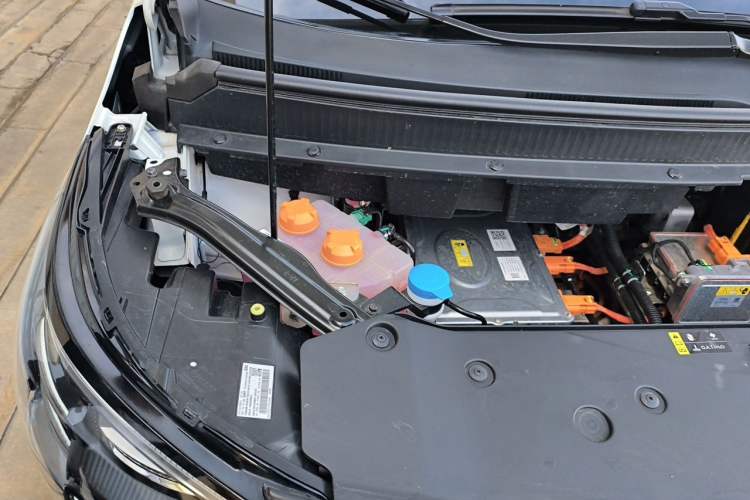 Used AION Y 2023 Younger Engine Bay Right