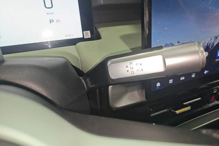 Used AION Y 2023 Plus 510 Tech Edition Gear Lever