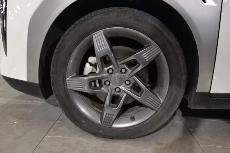 Used AION Y 2023 Plus 510 Tech Edition Left Front Wheel Hub