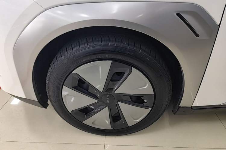 Used AION Y 2023 Plus 510 Enjoy Edition Left Front Wheel Hub