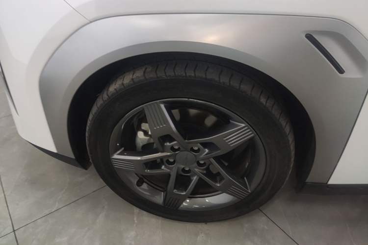 Used AION Y 2023 Plus 510 Tech Edition Left Front Wheel Hub