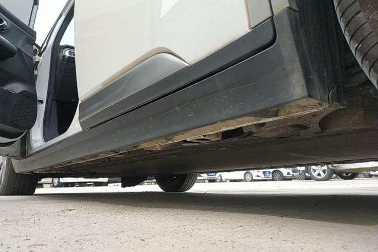 Used AION Y 2023 Younger Left Side Sill