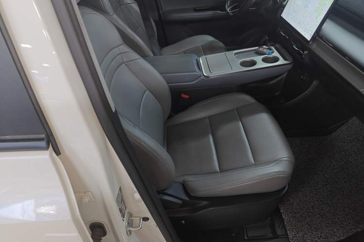 Used AION Y 2023 Plus 510 Enjoy Edition Right Front Seat