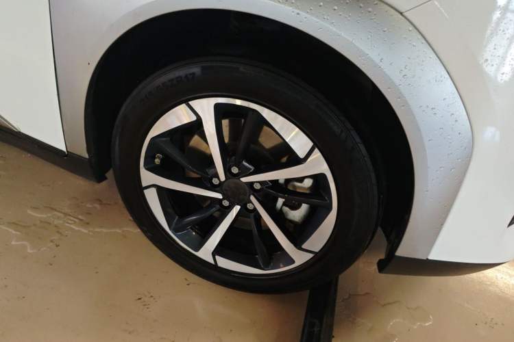Used AION Y 2023 Plus 510 Smart Edition Right Front Wheel Hub