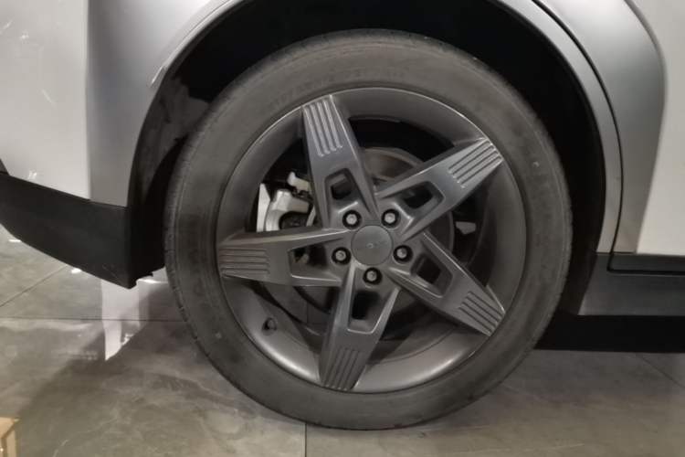 Used AION Y 2023 Plus 510 Tech Edition Right Rear Wheel Hub