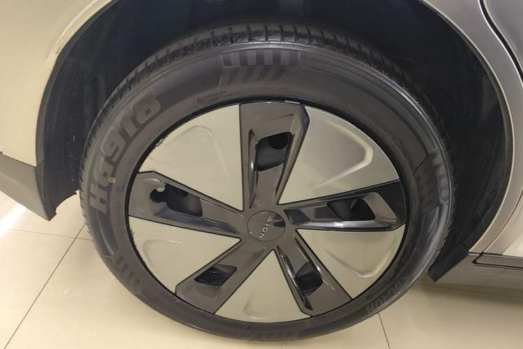 Used AION Y 2023 Plus 510 Enjoy Edition Right Rear Wheel Hub