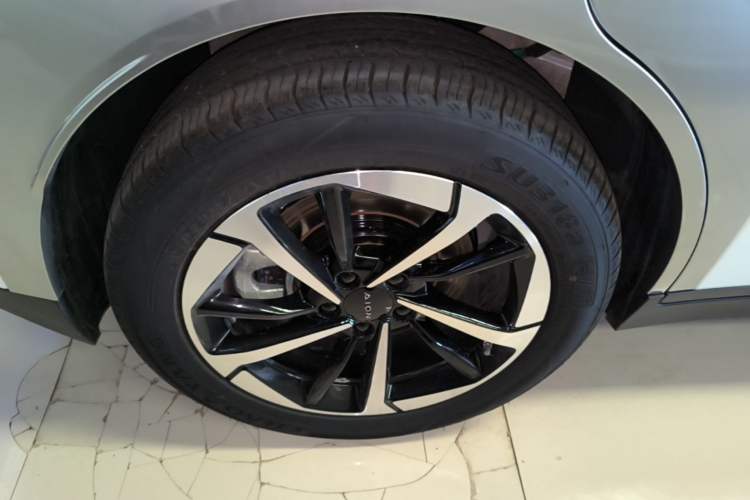 Used AION Y 2023 Plus 510 Smart Edition Right Rear Wheel Hub