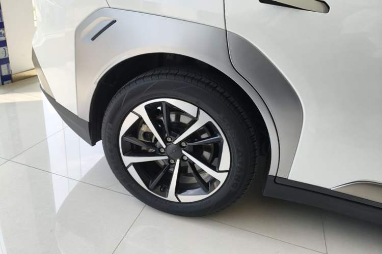 Used AION Y 2023 Plus 510 Smart Edition Right Rear Wheel Hub