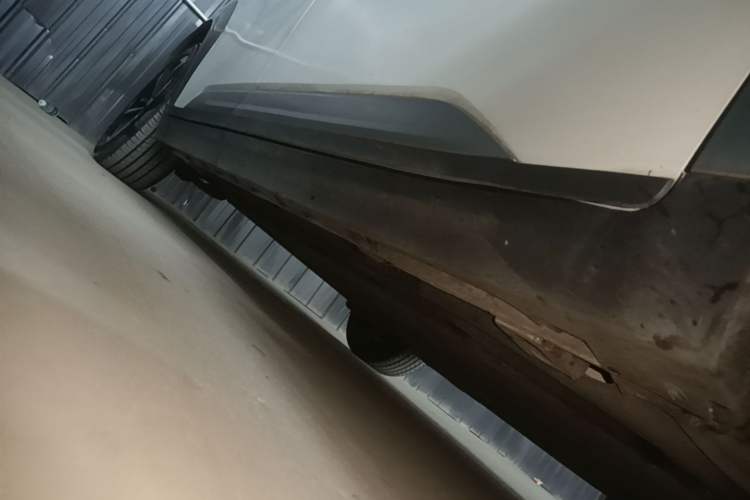 Used AION Y 2023 Plus 510 Smart Edition Right Side Sill