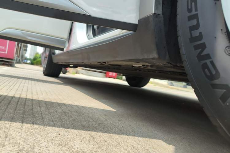 Used AION Y 2023 Younger Right Side Sill