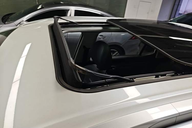 Used AION Y 2023 Plus 510 Smart Edition Roof