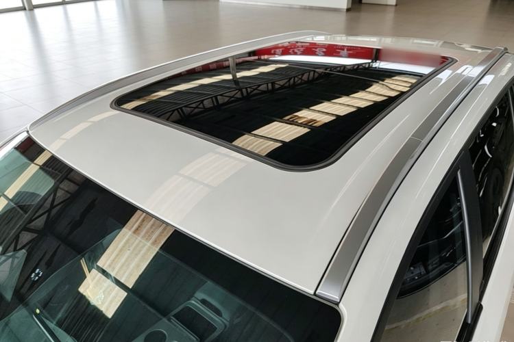 Used AION Y 2023 Plus 510 Smart Edition Roof