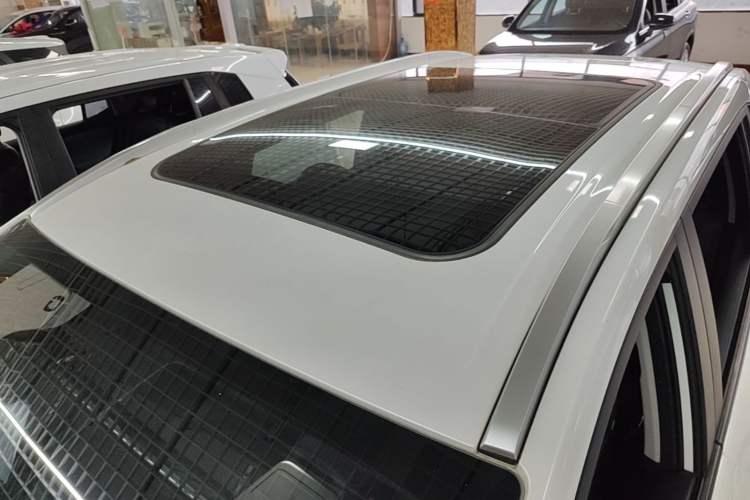 Used AION Y 2023 Plus 510 Smart Edition Roof
