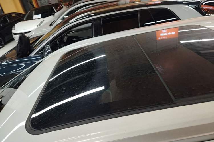 Used AION Y 2023 Plus 510 Smart Edition Roof