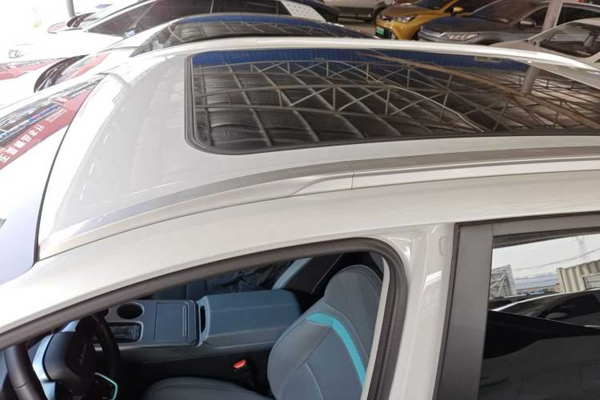 Used AION Y 2023 Plus 510 Smart Edition Roof