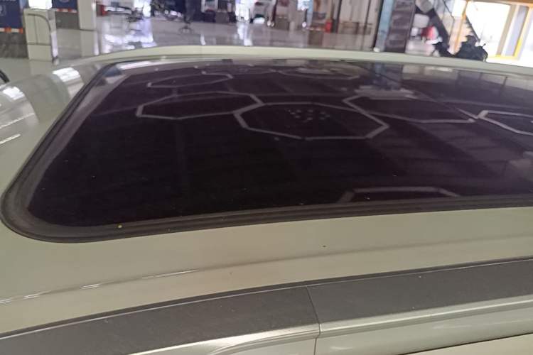 Used AION Y 2023 Plus 510 Smart Edition Roof