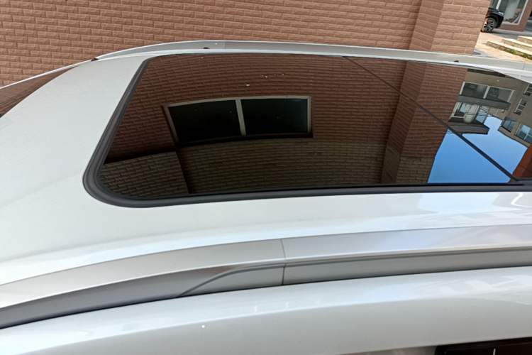 Used AION Y 2023 Plus 510 Smart Edition Roof