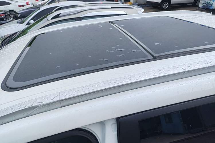 Used AION Y 2023 Plus 510 Smart Edition Roof