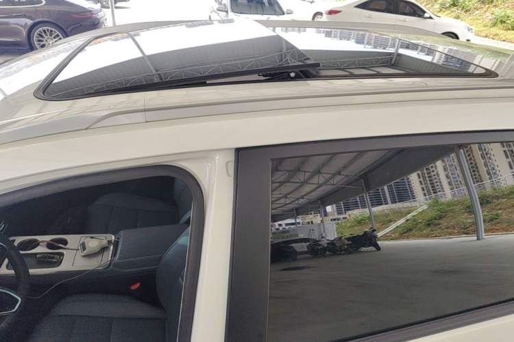 Used AION Y 2023 Plus 510 Smart Edition Roof