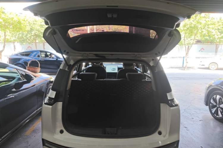 Used AION Y 2023 Younger Trunk