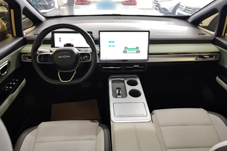 Used AION Y 2023 Plus 510 Tech Edition Center Console