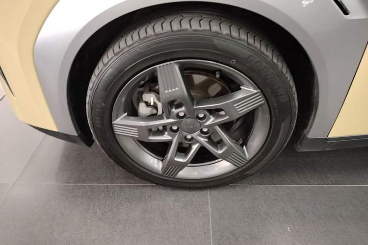 Used AION Y 2023 Plus 510 Tech Edition Left Front Wheel Hub