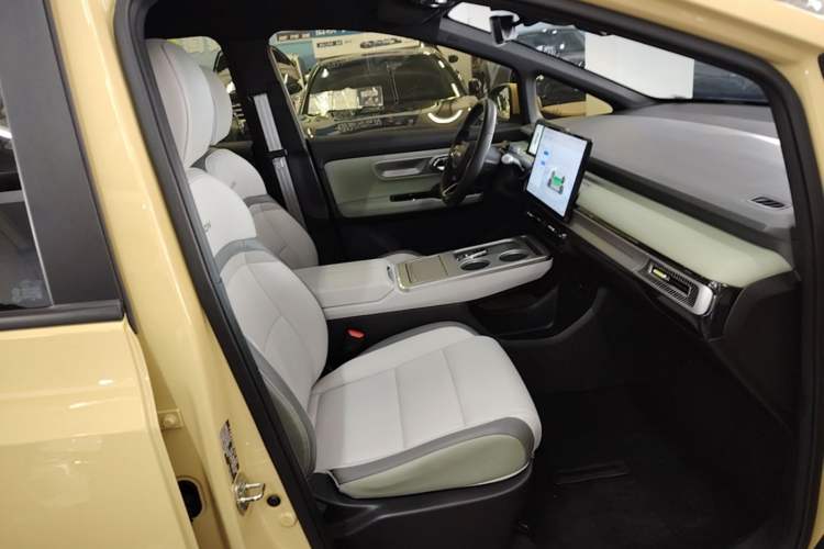 Used AION Y 2023 Plus 510 Tech Edition Right Front Seat