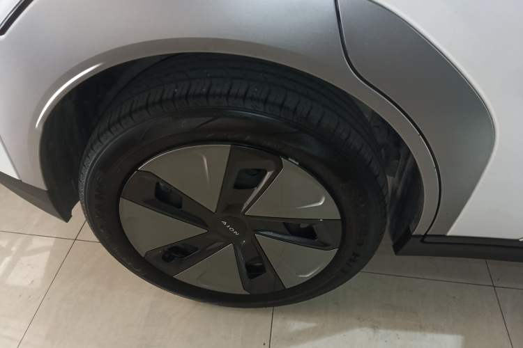 Used AION Y 2024 Younger Exterior 4