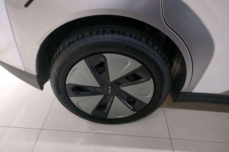 Used AION Y 2024 Younger Exterior 5