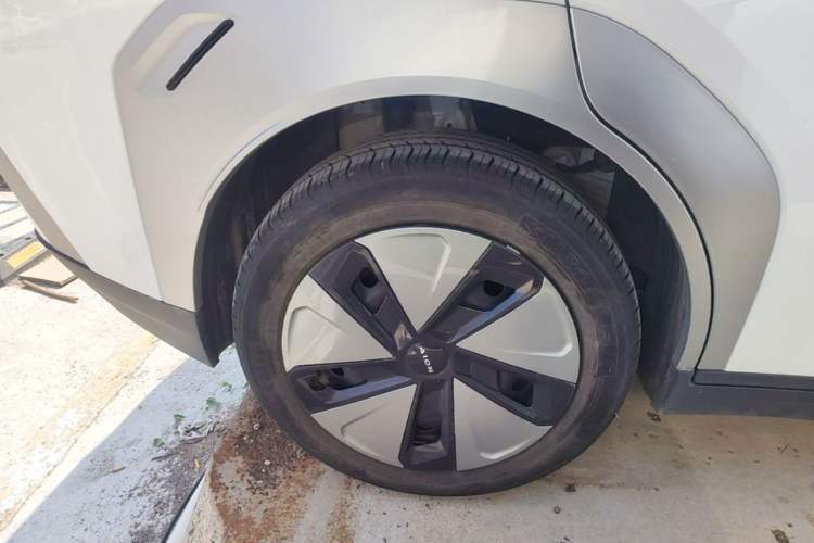 Used AION Y 2024 Younger Exterior 5