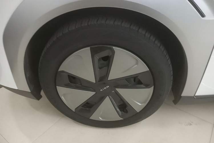 Used AION Y 2024 Plus 610 Intelligent Driving Version Left Front Wheel Hub
