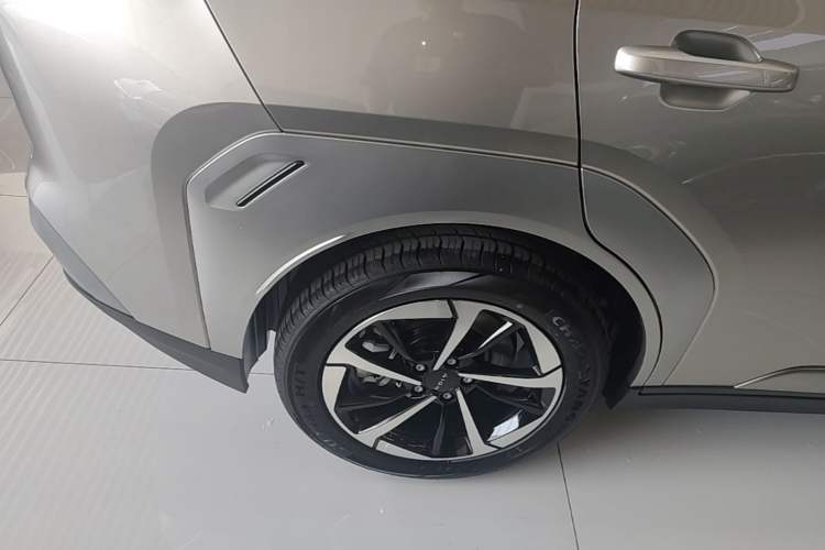Used AION Y 2025 Plus 510 Smart Edition Right Rear Wheel Hub